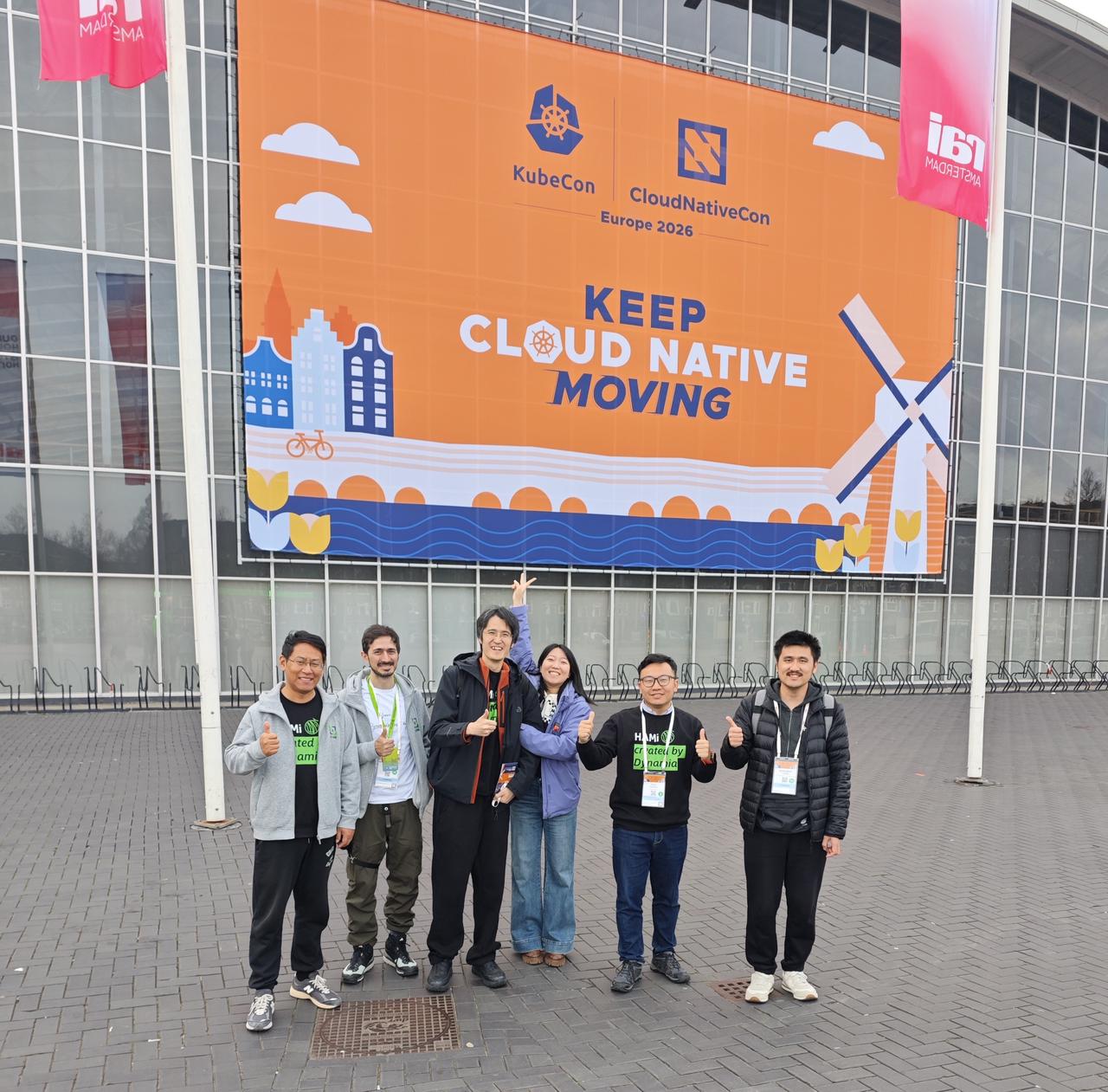 HAMi 社区成员与贡献者在 KubeCon 会场合影